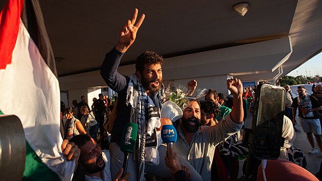 Lidé v Tunisku vítají řadu aktivistů, kteří se zúčastnili globální flotily Sumud, která se pokusila doplout do Gazy, poté, co byli propuštěni z izraelského vězení. (5. října 2025)