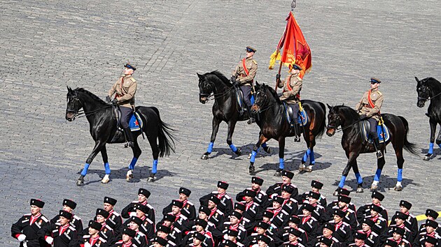 Ruští vojáci na koních v uniformách z 2. světové války projíždějí na Rudém náměstí v Moskvě během vojenské přehlídky ke Dni vítězství. (9. května 2025)
