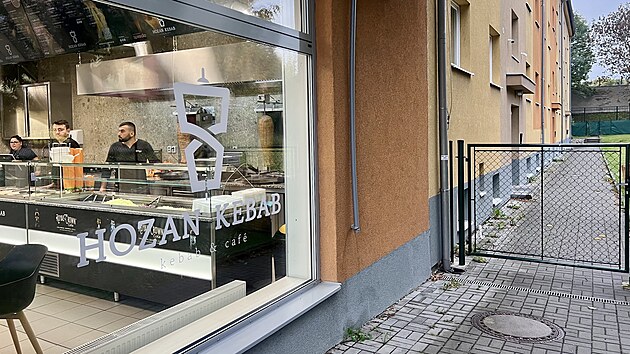 Nelegální provozovna rychlého občerstvení s kebabem v Chomutovské ulici v Mostě. (říjen 2025)