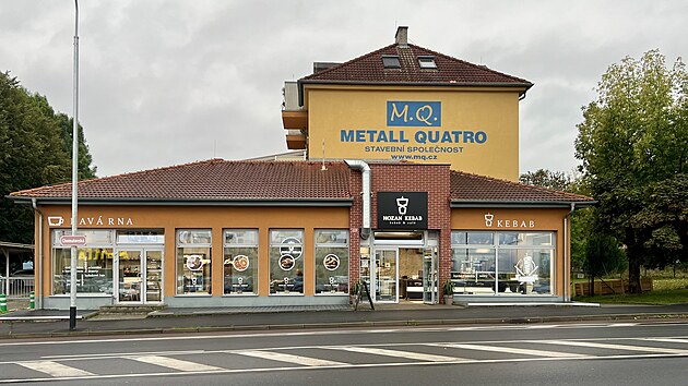 Nelegální provozovna rychlého občerstvení s kebabem v Chomutovské ulici v Mostě. (říjen 2025)