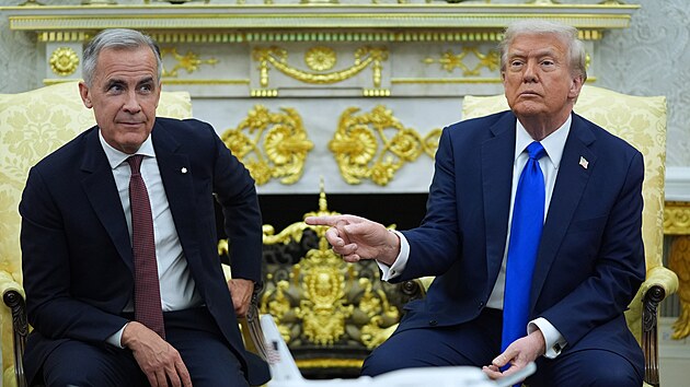 Americký prezident Donald Trump a kanadský premiér Mark Carney při společném jednání v Bílém domě. (7. října 2025)