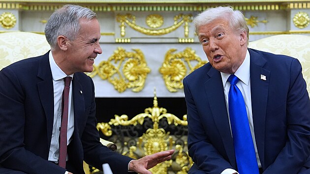 Americký prezident Donald Trump a kanadský premiér Mark Carney při společném jednání v Bílém domě. (7. října 2025)