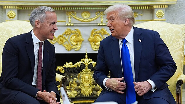 Americký prezident Donald Trump a kanadský premiér Mark Carney při společném jednání v Bílém domě. (7. října 2025)