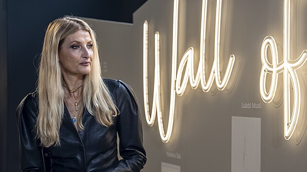 Tereza Maxová s umělci a hosty u Stěny radosti na pražském Designbloku. (7. října 2025)