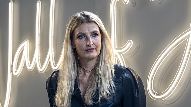 Tereza Maxová s umělci a hosty u Stěny radosti na pražském Designbloku. (7. října 2025)