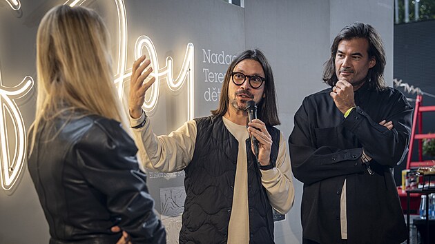 Tereza Maxová s umělci a hosty u Stěny radosti na pražském Designbloku. (7. října 2025)