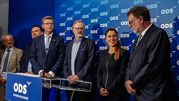 Zleva Marek Benda, Martin Baxa, Martin Kupka, Petr Fiala, Eva Decroix a Zbyněk Stanjura po jednání výkonné rady ODS. (7. října 2025)