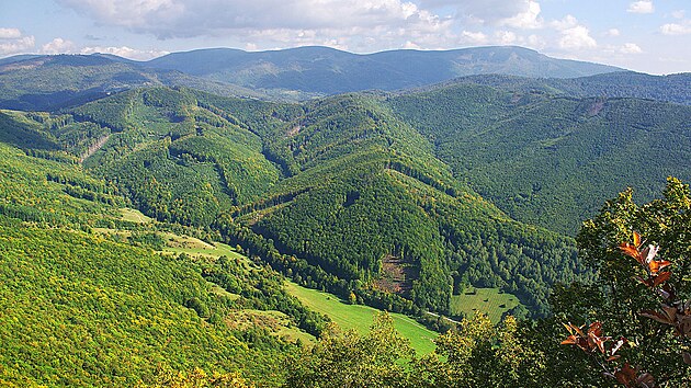 Hřeben Stolica (1 474 m), bezejmenný vrch (1 396 m) a Kohút (1 409 m) z Muránskeho hradu