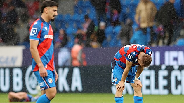 Zklamaní plzeňští fotbalisté po inkasovaném gólu v poslední minutě.
