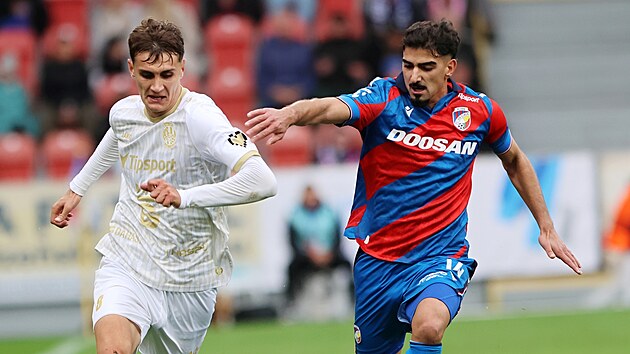 Plzeňský obránce Merchas Doski (vpravo) stíhá Alexandra Sojku z Hradce Králové.