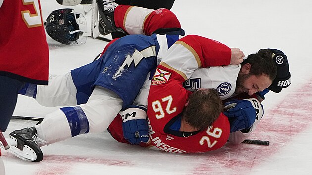 Obránce Uvis Janis Balinskis z Floridy (26) se pere s útočníkem Dylanem Dukem z Tampy.