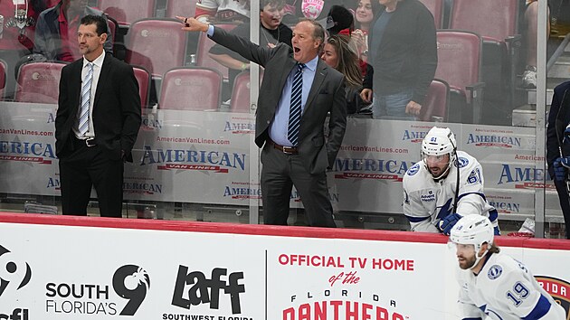 Trenér Jon Cooper rozdává pokyn z osiřelé střídačky hokejistů Tampy.