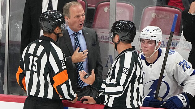 Trenér Jon Cooper z Tampy diskutuje během divokého přípravného utkání na NHL s rozhodčími.