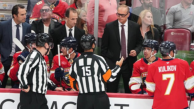 Rozhodčí podávají vysvětlení trenérovi Floridy Paulu Mauriceovi v průběhu třetí třetiny divokého přípravného souboje s Tampou.