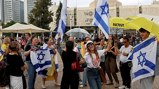 Reakce obyvatelů Tel Avivu po oznámení Donalda Trumpa, že Izrael a Hamas se dohodly na první fázi příměří v Gaze. (9. října 2025)