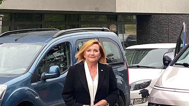 Alena Schillerová přijela do štábu ANO v kampaňovém autě s nápisem Česko na prvním místě. (4. října 2025)