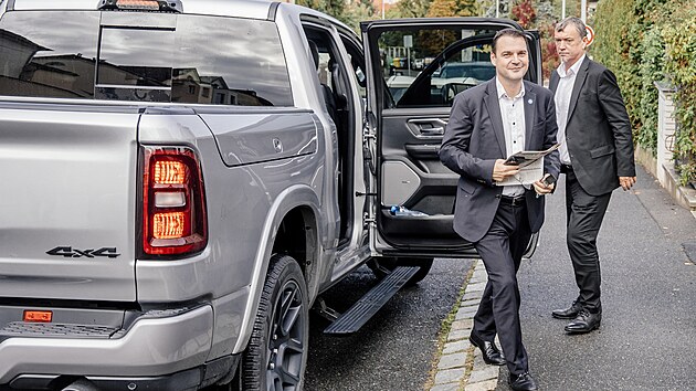 Motoristé se sešli na ustavující schůzi poslaneckého klubu ve vile v Hostivaři. Petr Macinka, Filip Turek, Boris Šťastný, Renata Vesecká a další. (7. října 2025)