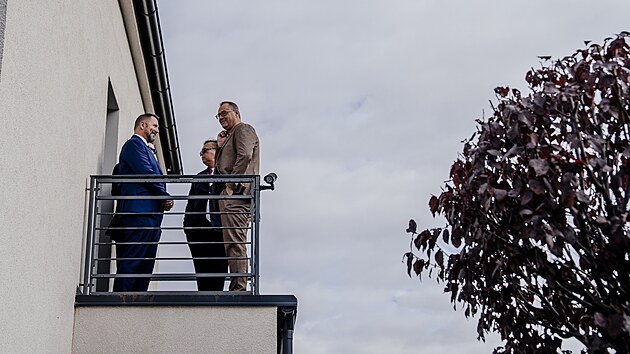 Motoristé se sešli na ustavující schůzi poslaneckého klubu ve vile v Hostivaři. Petr Macinka, Filip Turek, Boris Šťastný, Renata Vesecká a další. (7. října 2025)