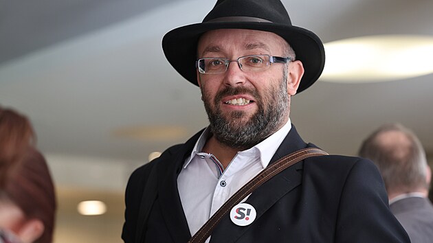 Daniel Sterzik vchází do hotelu kolem 14. hod. Volební štáb Stačilo v hotelu Vista v Ostravě. (4. října 2025)