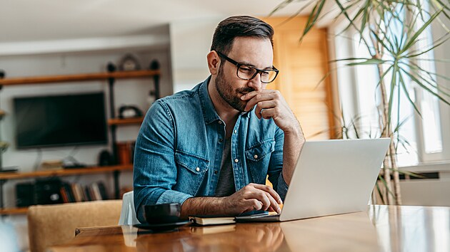 Nabídky na kariérních stránkách firem či pracovních portálech jsou stále základní cestou, jak hledat novou práci. Ovšem dnes už zdaleka ne jedinou. A často ani tou nejdůležitější. Řada otvíraných pozic se totiž do inzerátů vůbec nedostane. Jak tedy zvýšit svoje šance, že se o vysněné práci dozvíte dříve než ostatní zájemci? Nabídky na kariérních stránkách firem či pracovních portálech jsou stále základní cestou, jak hledat novou práci. Ovšem dnes už zdaleka ne jedinou. A často ani tou nejdůležitější. Řada otvíraných pozic se totiž do inzerátů vůbec nedostane. Jak tedy zvýšit svoje šance, že se o vysněné práci dozvíte dříve než ostatní zájemci?
