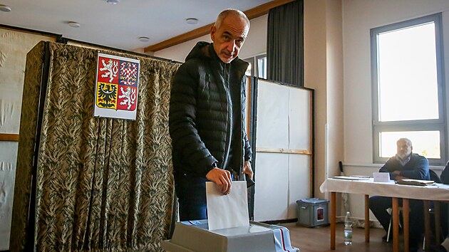 Volby na českobudějovickém sídlišti Vltava v pátek okolo 16. hodiny. Do okresku číslo 43 přišel volit i Jihočeský hejtman Martin Kuba (ODS). (3. října 2025)