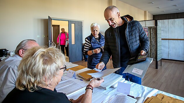 Volby na českobudějovickém sídlišti Vltava v pátek okolo 16. hodiny. Do okresku číslo 43 přišel volit i Jihočeský hejtman Martin Kuba (ODS). (3. října 2025)