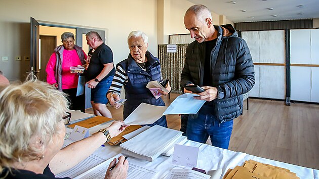 Volby na českobudějovickém sídlišti Vltava v pátek okolo 16. hodiny. Do okresku číslo 43 přišel volit i Jihočeský hejtman Martin Kuba (ODS). (3. října 2025)