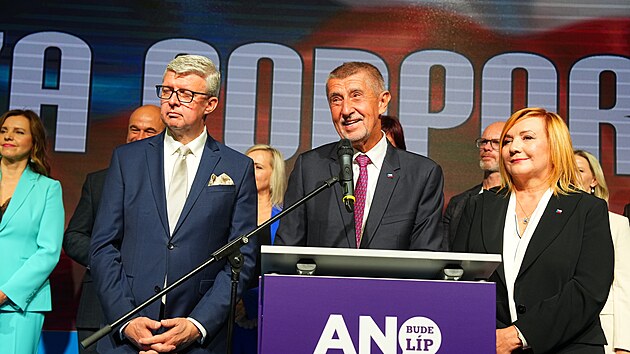 Ve volebním štábu hnutí ANO na Chodově se začíná slavit vítězství v parlamentních volbách 2025 do Poslanecké sněmovny. Andrej Babiš, Karel Havlíček a Alena Schillerová. (4. října 2025)