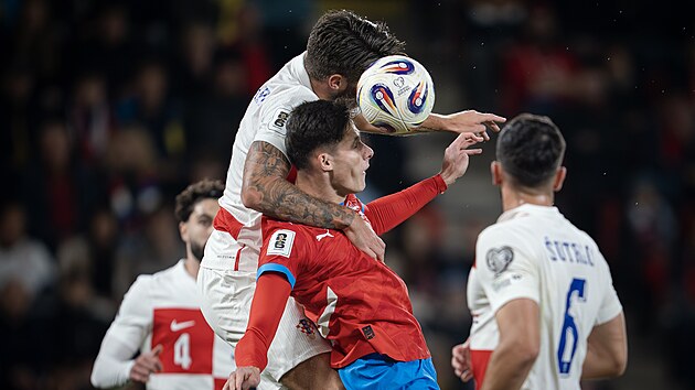 Martin Vitík v hlavičkovém souboji během utkání s Chorvatskem.