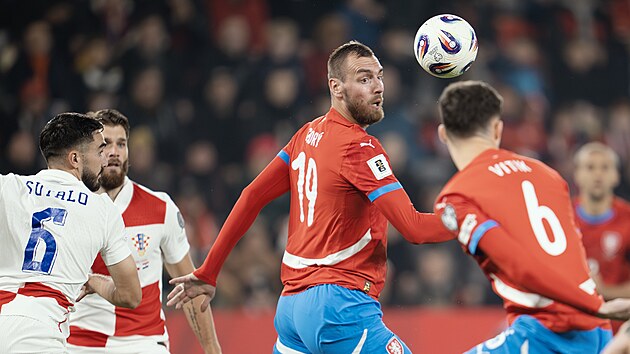 Tomáš Chorý se otáčí za míčem v utkání s Chorvatskem.
