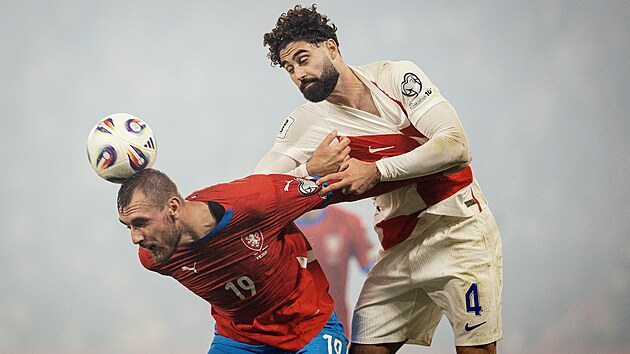 Tomáš Chorý v hlavičkovém souboji s Joškem Gvardiolem.