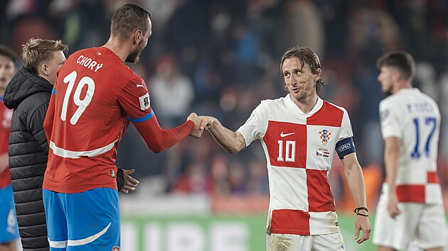 Tomáš Chorý se po zápase zdraví s chorvatským kapitánem Lukou Modričem.