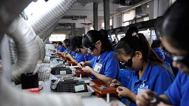 Některé americké a britské firmy zejména v technologickém sektoru začínají přistupovat na původně čínský pracovní model známý pod označením 996. Odborníci ale varují, že jde o zaručený recept na vyhoření. Odmítá totiž rovnováhu mezi pracovním a osobním životem a tlačí zaměstnance do toho, aby byli neustále v práci. Některé americké a britské firmy zejména v technologickém sektoru začínají přistupovat na původně čínský pracovní model známý pod označením 996. Odborníci ale varují, že jde o zaručený recept na vyhoření. Odmítá totiž rovnováhu mezi pracovním a osobním životem a tlačí zaměstnance do toho, aby byli neustále v práci.