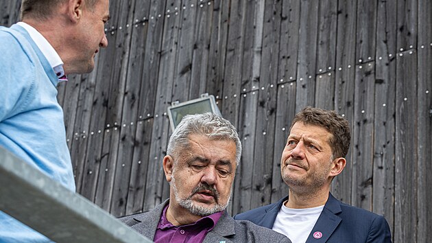 Volebn&iacute; &scaron;t&aacute;b Starostů v Kulturn&iacute;m centru 101010 ve Vratislavic&iacute;ch nad Nisou. Zleva hejtman Libereck&eacute;ho kraje Martin Půta, sen&aacute;tor Michael Canov a l&iacute;dr kandid&aacute;tky Jan Svit&aacute;k. (4. ř&iacute;jna 2025)