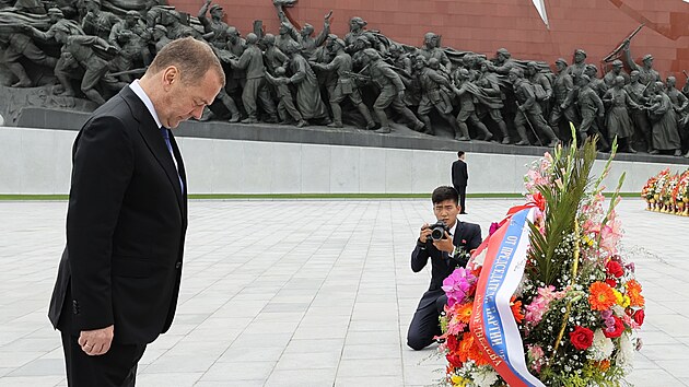 Bývalý ruský prezident a současný místopředseda ruské bezpečnostní rady Dmitrij Medveděv položil věnec k sochám bývalých vůdců KLDR Kim Čong-ila a Kim Ir-sena. Do země dorazil na oslavy 80. výročí vládnoucí Korejské strany práce. (9. října 2025)