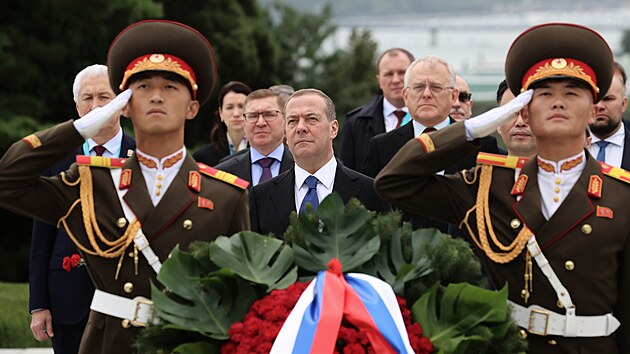 Bývalý ruský prezident a současný místopředseda ruské bezpečnostní rady Dmitrij Medveděv položil věnec k sochám bývalých vůdců KLDR Kim Čong-ila a Kim Ir-sena. Do země dorazil na oslavy 80. výročí vládnoucí Korejské strany práce. (9. října 2025)