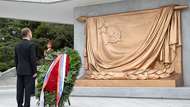 Bývalý ruský prezident a současný místopředseda ruské bezpečnostní rady Dmitrij Medveděv položil věnec k sochám bývalých vůdců KLDR Kim Čong-ila a Kim Ir-sena. Do země dorazil na oslavy 80. výročí vládnoucí Korejské strany práce. (9. října 2025)