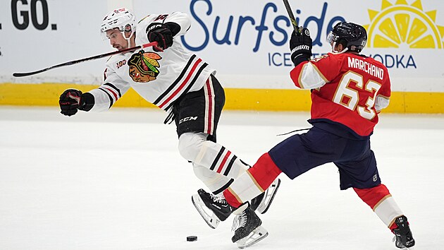 Brad Marchand v souboji s Arťomem Levšunovem.