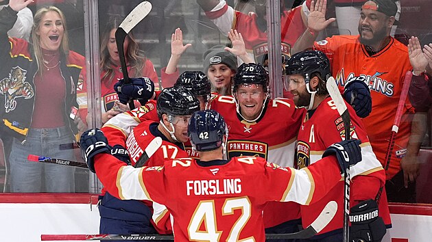Hokejisté Floridy se radují z branky v prvním zápase nové sezony.