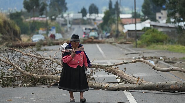 Ekvádorští demonstranti, kteří protestují proti zrušení dotací na naftu, také blokují některé silnice v zemi. (5. října 2025)