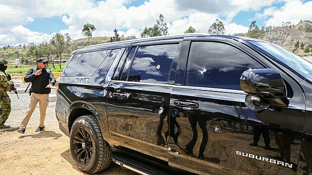 Na auto ekvádorského prezidenta Daniela Noboy zaútočili demonstranti. (7. října 2025)