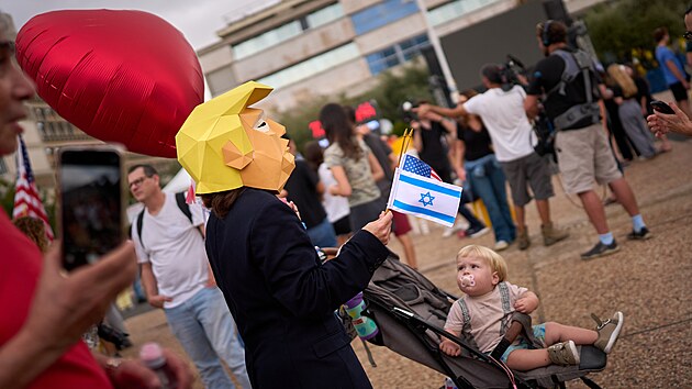 Izraelci se v Tel Avivu radují z oznámené dohody o příměří mezi Izraelem a teroristy z Hamásu. (9. října 2025)