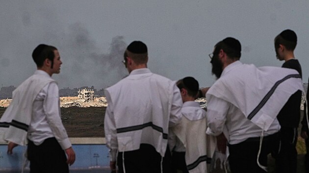Ortodoxní Židé pozorují palestinské Pásmo Gazy po jedné z explozí. (9. října 2025)