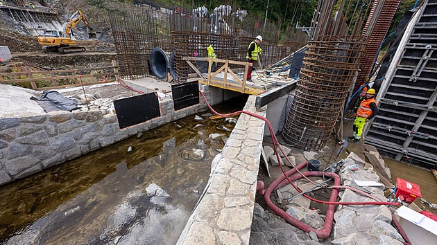Stavbaři přeložili tok Krounky do nového koryta, které bude procházet pod budoucí hrází suché nádrže v Kutříně. Na místě jsou osazené uzávěry, které slouží k zadržení a regulaci povodňové vlny. (30. září 2025)