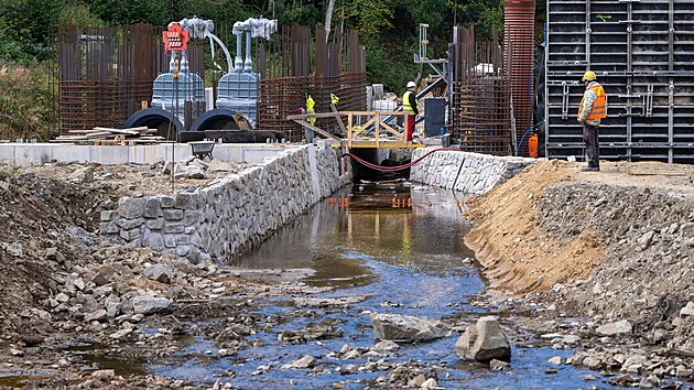 Stavbaři přeložili tok Krounky do nového koryta, které bude procházet pod budoucí hrází suché nádrže v Kutříně. Na místě jsou osazené uzávěry, které slouží k zadržení a regulaci povodňové vlny. (30. září 2025)