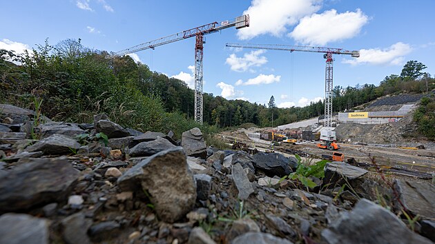 Během povodní by měl suchý poldr v Kutříně zadržet miliony kubíků vody. Zatopená plocha by pokryla sto fotbalových hřišť. (30. září 2025)