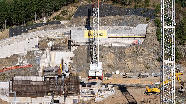 Během povodní by měl suchý poldr v Kutříně zadržet miliony kubíků vody. Zatopená plocha by pokryla sto fotbalových hřišť. (30. září 2025)