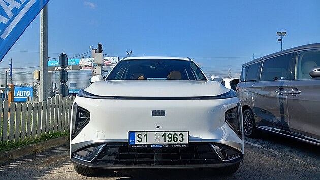 Geely Galaxy L7 EM-i je technologicky zajímavou volbou v kategorii PHEV (Plug-in Hybrid Electric Vehicle). Kombinuje motor 1.5L s elektromotorem pro celkový výkon 242 kW, má velkou baterii (18,4 kWh) a dojezd na elektřinu 115 km. Tomu odpovídá cena 850 tisíc korun.