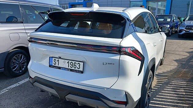 Design Geely Galaxy L7 EM-i působí vyváženě.