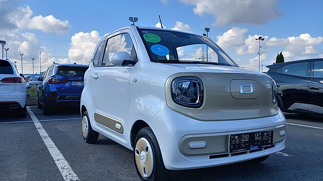 Elektrický Bestune Pony, to je třímetrová krabička pro (až) čtyři pasažéry s 20kW motorem, lithium-železo-fosfátovým akumulátorem s kapacitou 13,9 kWh, spotřebou 9,2 kWh/100 km a dojezdem 170 km.